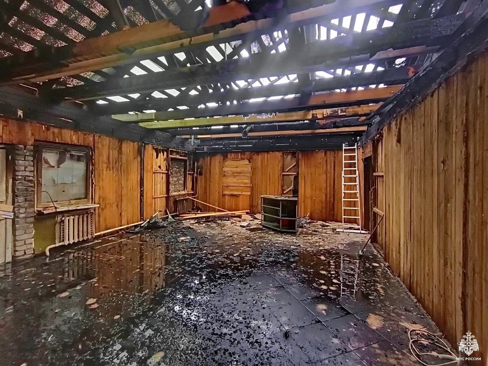 В Сычёвке в результате пожара выгорело здание магазина