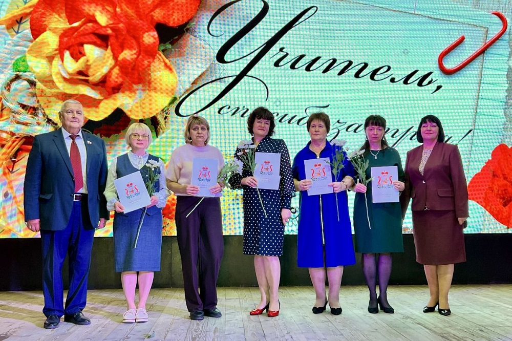 Смоленские единороссы поздравили педагогов с Днём учителя