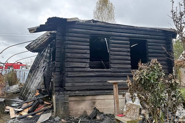 В Смоленском округе пожар полностью уничтожил дачный дом