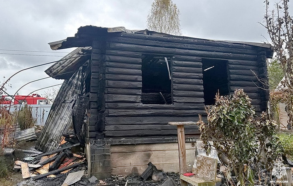 В Смоленском округе пожар полностью уничтожил дачный дом