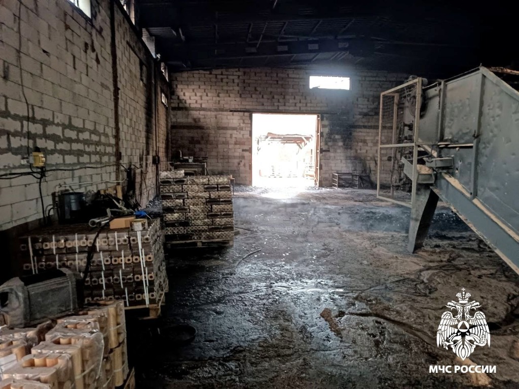 Цех по производству топливных брикетов пострадал от пожара в селе Ершичи