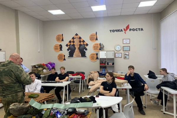 Ветеран СВО рассказал смоленским школьникам о первой медицинской помощи при ранениях 