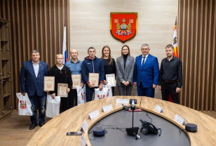 В Смоленске Александр Новиков встретился с победительницами международных соревнований по самбо