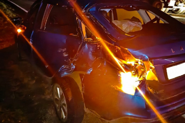 Возле Смоленска столкнулись легковушка LADA и грузовик Shacman