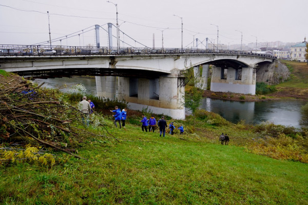 В Смоленске «Единая Россия» прибралась на берегу Днепра