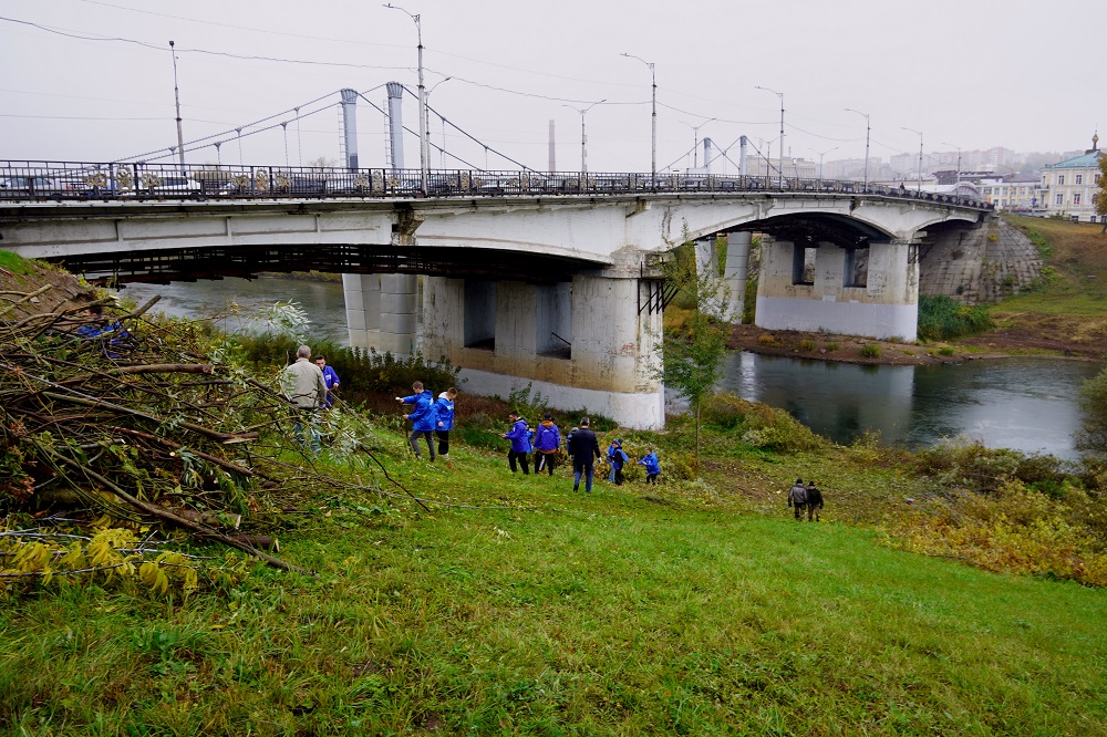 В Смоленске «Единая Россия» прибралась на берегу Днепра