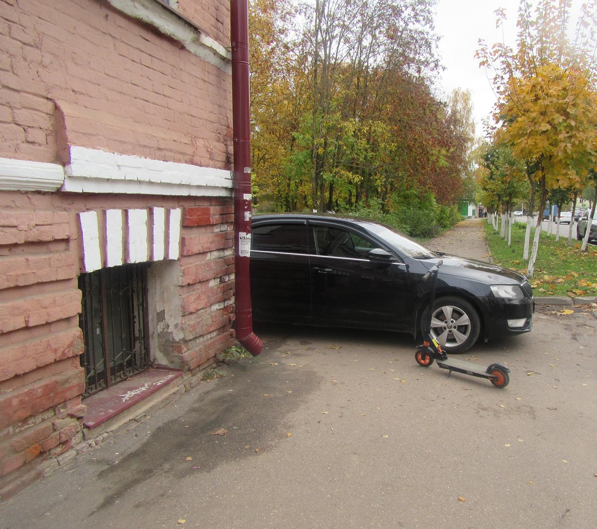 В Смоленской области иномарка столкнулась с электросамокатом