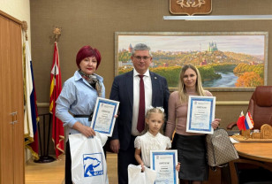 В Смоленске Александр Новиков наградил победителей творческого конкурса «История семьи – история страны»