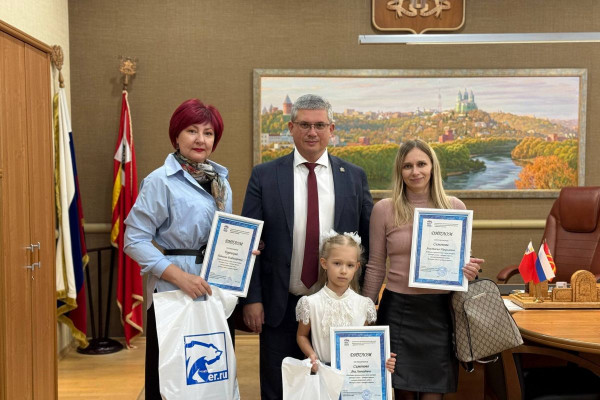 В Смоленске Александр Новиков наградил победителей творческого конкурса «История семьи – история страны»