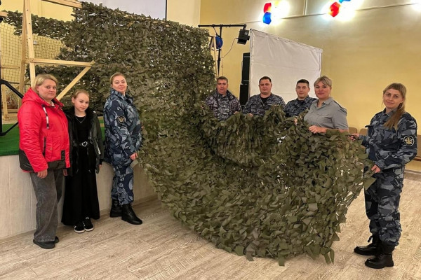 Сотрудники УФСИН в Сычёвке сплели маскировочные сети для участников СВО
