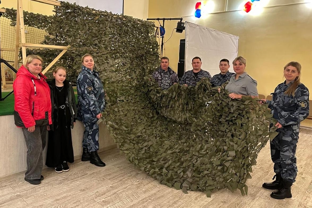Сотрудники УФСИН в Сычёвке сплели маскировочные сети для участников СВО