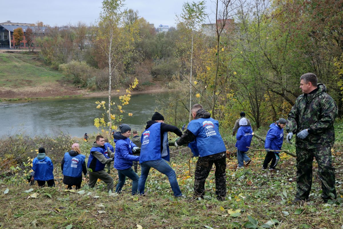 В Смоленске продолжают приводить в порядок берег Днепра