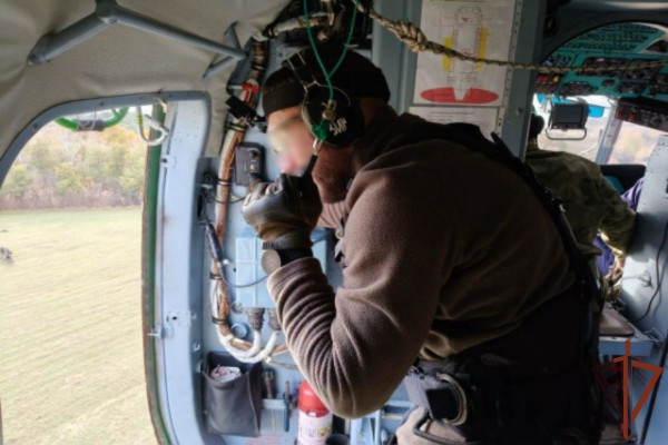 Смоленские росгвардейцы отработали беспарашютное десантирование с вертолёта