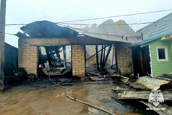 Пожар в Сычёвском округе уничтожил гараж с автомобилем