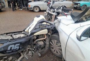 В Смоленске двое подростков на питбайке попали в ДТП