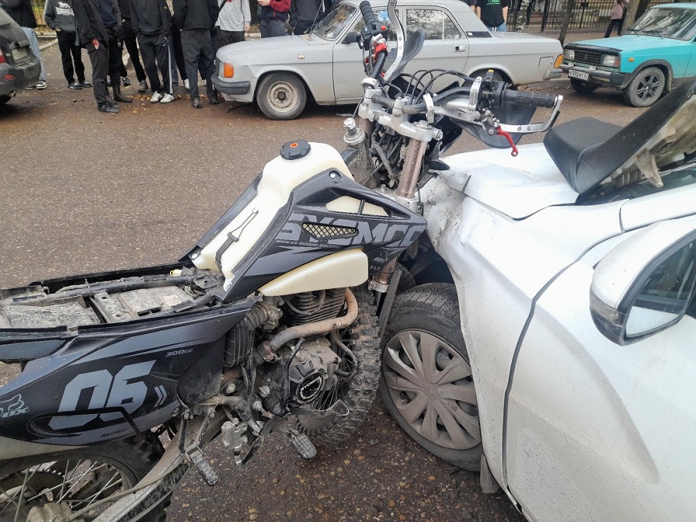 В Смоленске двое подростков на питбайке попали в ДТП