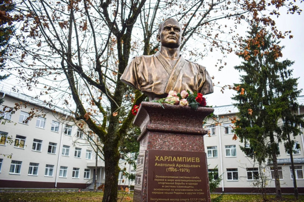 В Смоленске открыли памятник основоположнику самбо