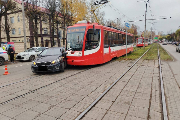 В Смоленске в ДТП пострадала кондуктор трамвая