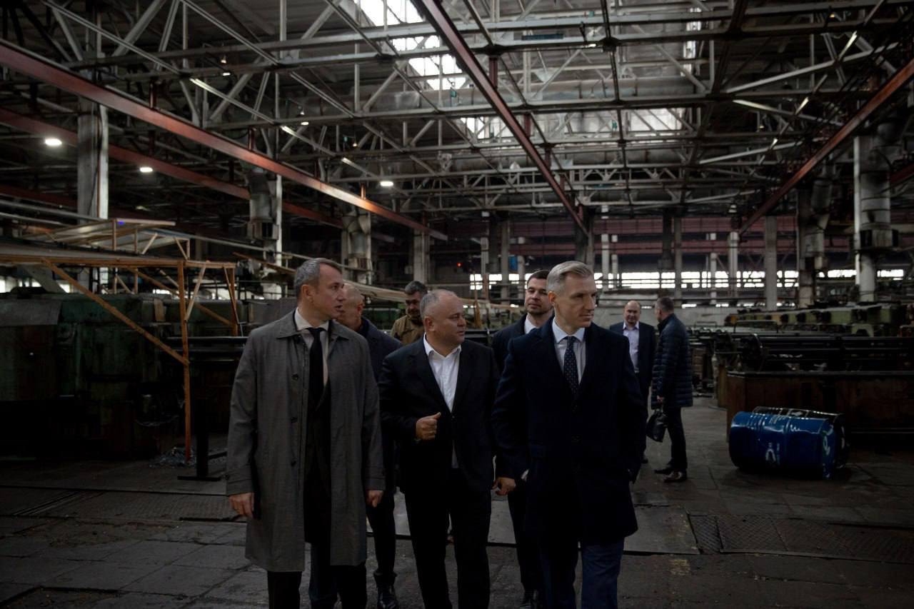 Василий Анохин оценил ход работ по масштабному обновлению завода «Рославльские тормозные системы»