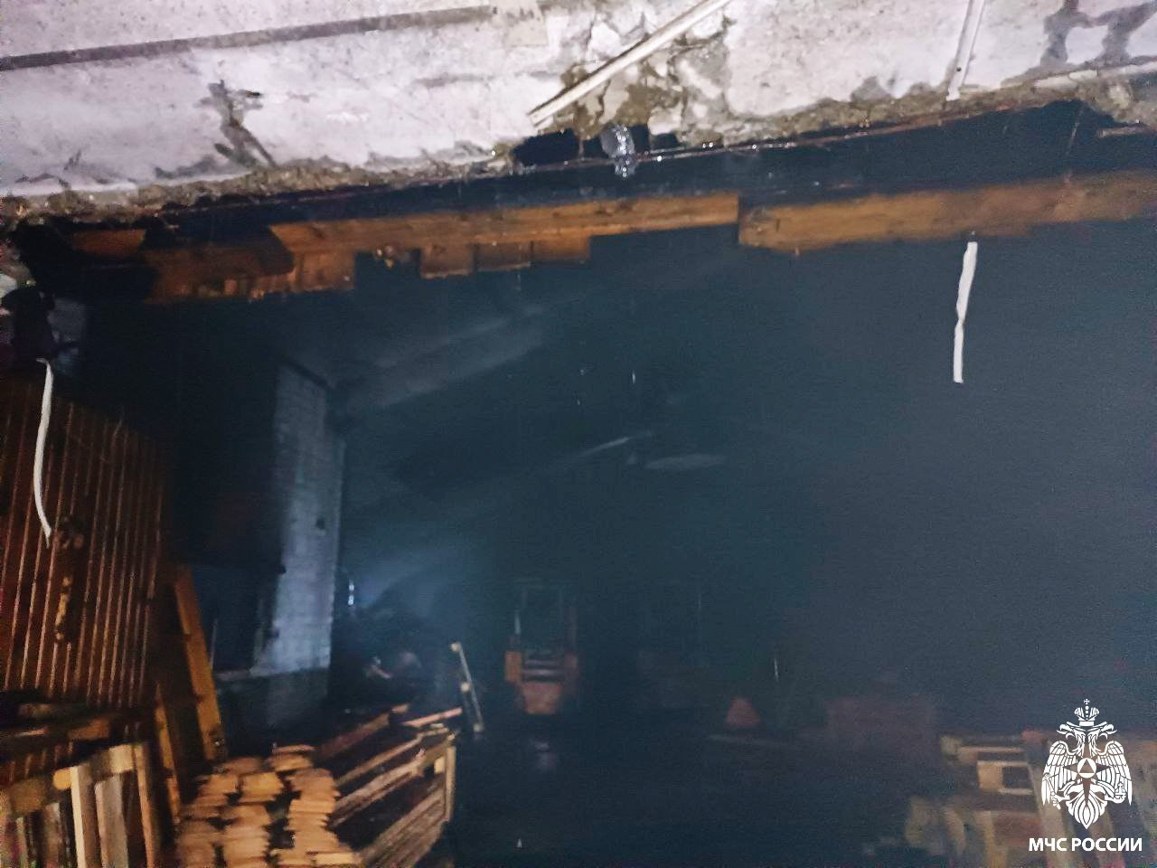 Ночью в Рославле вспыхнуло здание пилорамы. Есть погибший