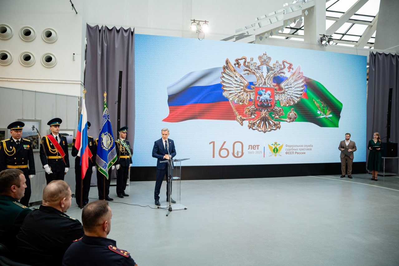 Василий Анохин вручил награды лучшим судебным приставам Смоленской области