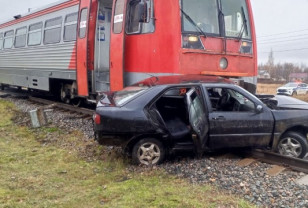 В Руднянском округе легковушка на железнодорожном переезде столкнулась с поездом