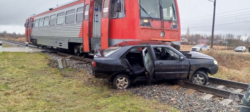 В Руднянском округе легковушка на железнодорожном переезде столкнулась с поездом