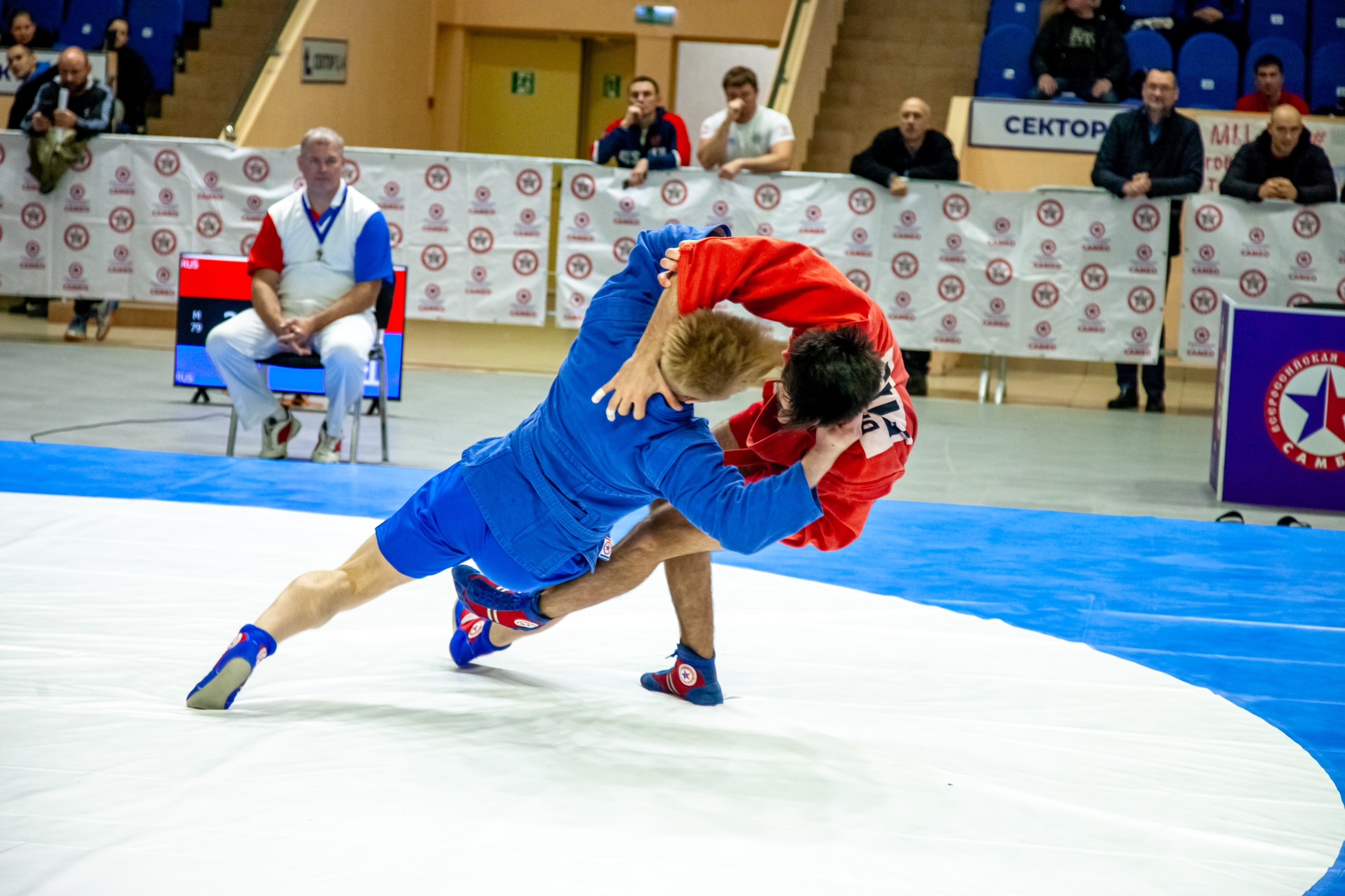 Смоленск принял Всероссийский турнир по самбо «Непобедимый»