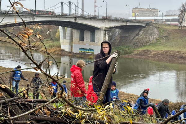 Смоляне провели субботник на берегу Днепра