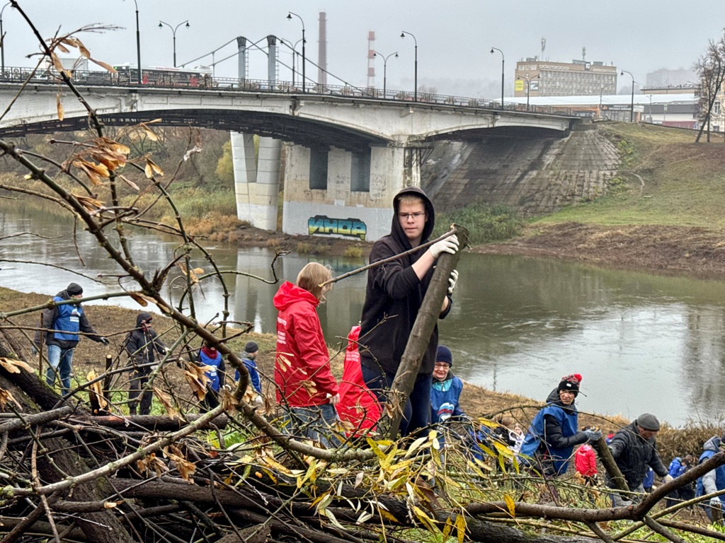 Смоляне провели субботник на берегу Днепра