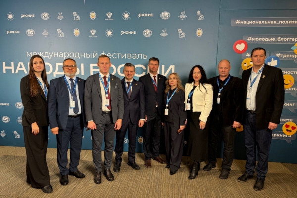 Смоленская делегация во главе с Алексеем Гусевым участвует в международном фестивале «Народы России и СНГ»