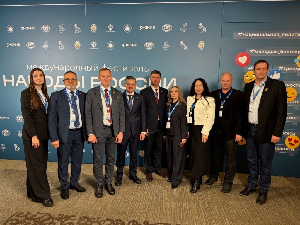 Смоленская делегация во главе с Алексеем Гусевым участвует в международном фестивале «Народы России и СНГ»