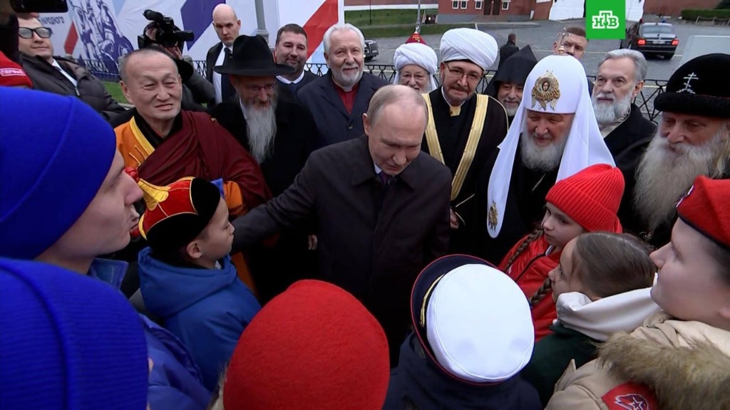  Владимир Путин встретился с семьями военнослужащих в День народного единства