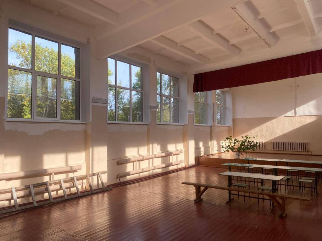 Сергей Неверов помог заменить окна и двери в школьной столовой в Монастырщинском округе