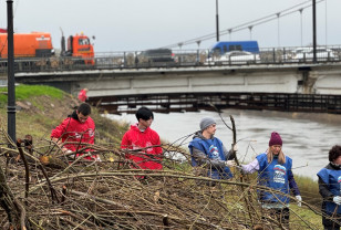 Субботники «Единой России» на набережной в Смоленске продолжаются