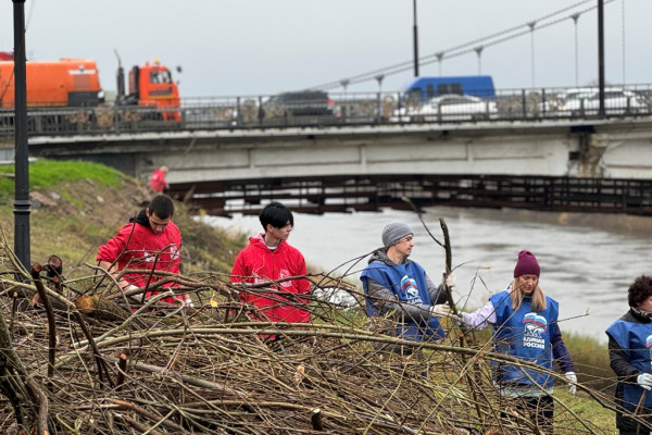 Субботники «Единой России» на набережной в Смоленске продолжаются