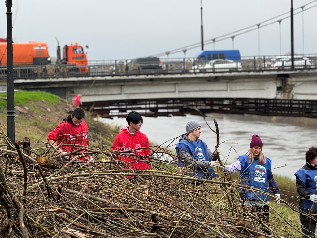 Субботники «Единой России» на набережной в Смоленске продолжаются