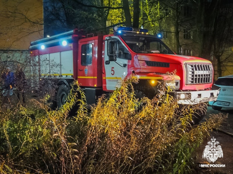 Ночью в Смоленске более 20 спасателей тушили пожар в многоквартирном жилом доме на улице Николаева