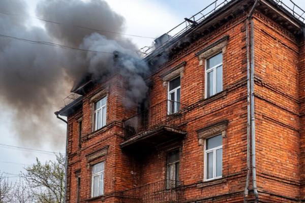В Смоленске 26 человек огнеборцы вывели из задымлённой пятиэтажки на улице Николаева