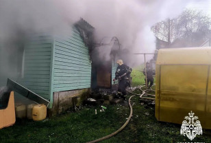 В Смоленске спасатели тушили пожар на улице Большая Краснофлотская