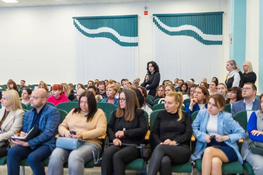 Александр Новиков принял участие в первом окружном родительском собрании в Смоленске