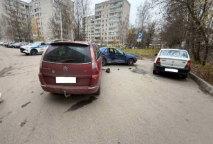 В Смоленске на улице Багратиона столкнулись две легковушки