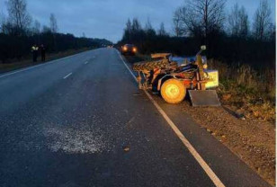 В результате ДТП в Новодугинском округе водитель трактора получил травмы