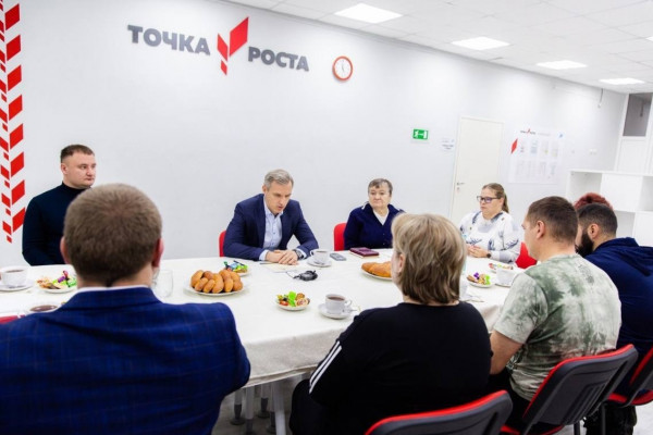 Василий Анохин встретился с участниками СВО и их семьями в Холм-Жирковском округе