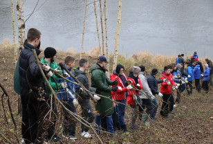 «Единая Россия» завершила серию субботников на набережной Днепра у Крепостной стены
