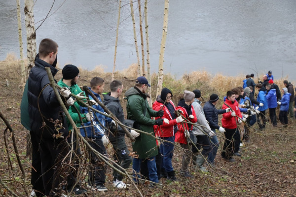 «Единая Россия» завершила серию субботников на набережной Днепра у Крепостной стены
