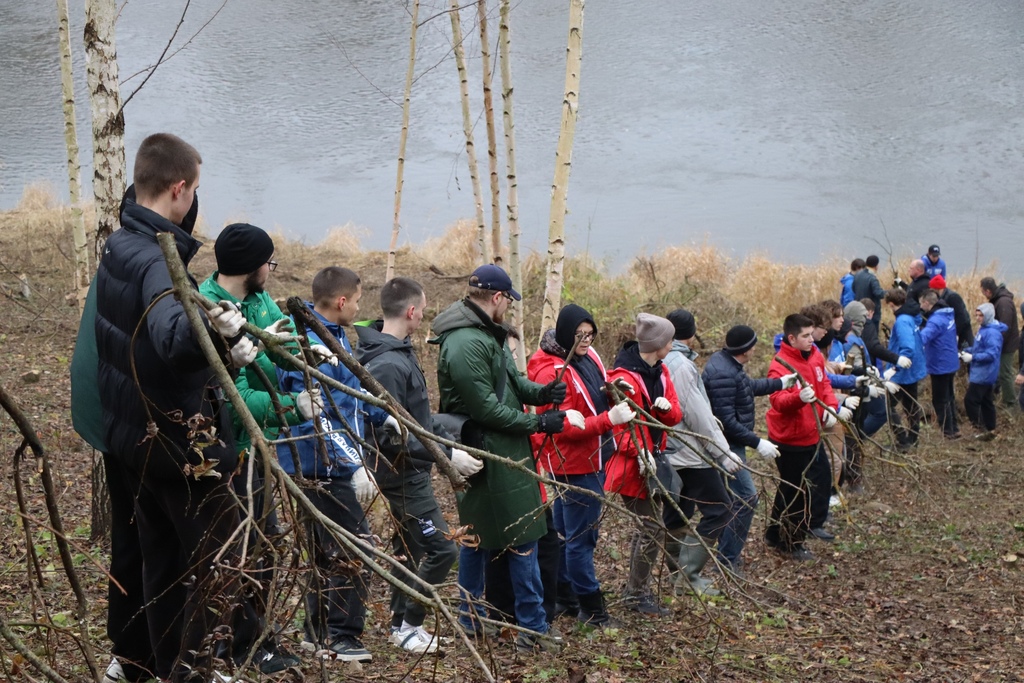 «Единая Россия» завершила серию субботников на набережной Днепра у Крепостной стены