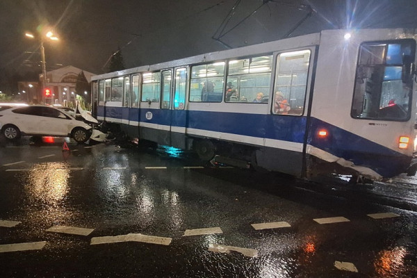 Пассажирка трамвая пострадала в ДТП на площади Победы в Смоленске