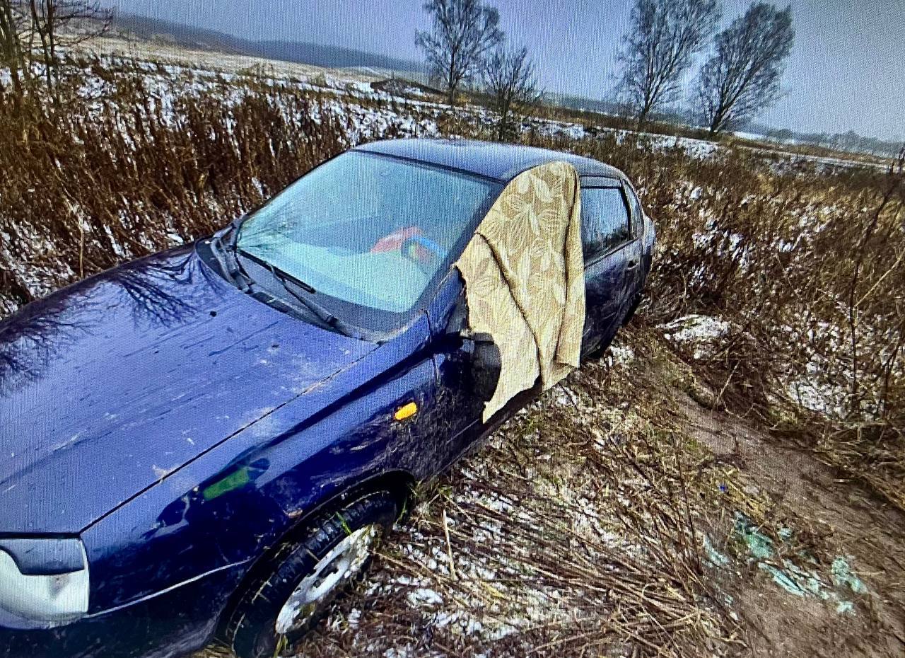 В Духовщинском округе Смоленской области отечественная легковушка съехала в кювет
