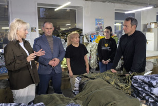 Пётр Илюхин с подопечным-курсантом программы «Герои СВОего времени. Смоленск» навестил волонтёров движения «Ваш тыл 67»